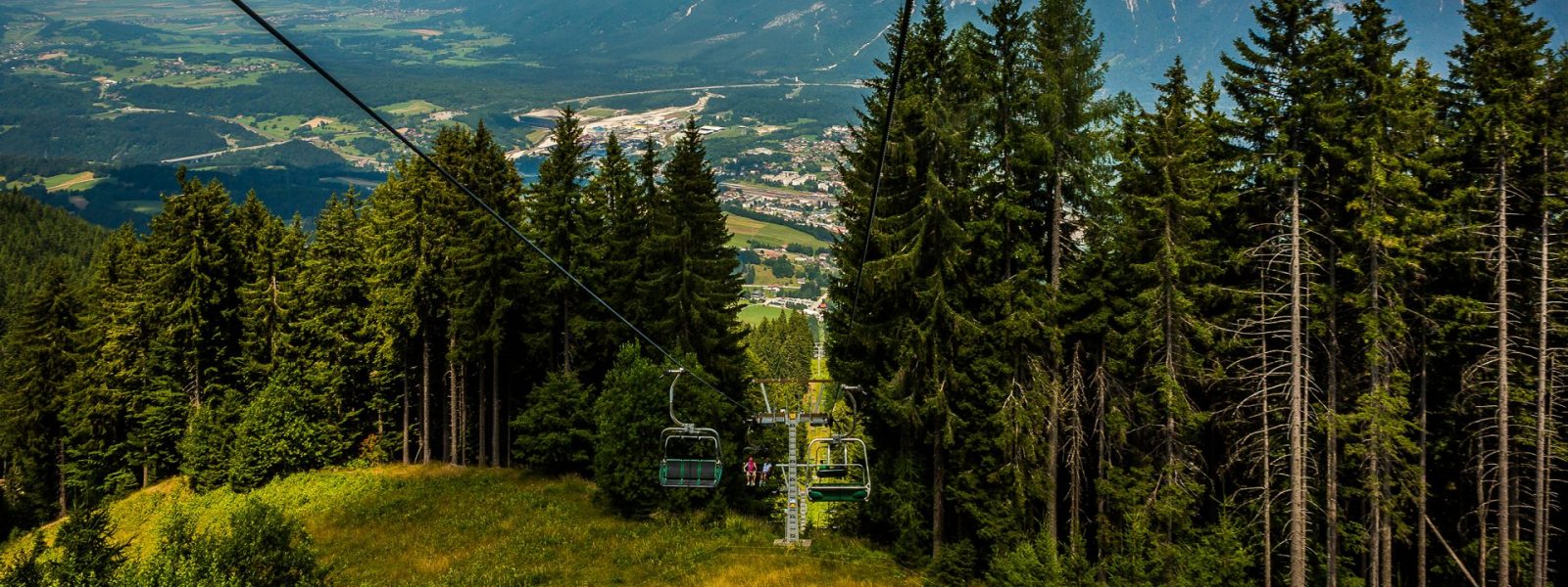 Mit der 3er-Sesselbahn geht es vom Tal bis zur Bergstation des Dreiländerecks