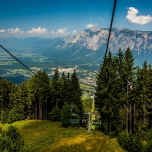 Mit der 3er-Sesselbahn geht es vom Tal bis zur Bergstation des Dreiländerecks