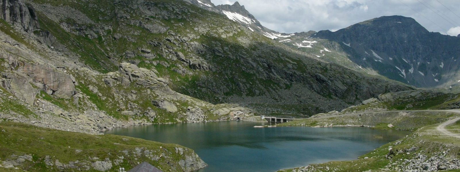 8 kleinere und größere Bergseen sind ein prächtiger Kontrast zur hochalpinen Felslandschaft