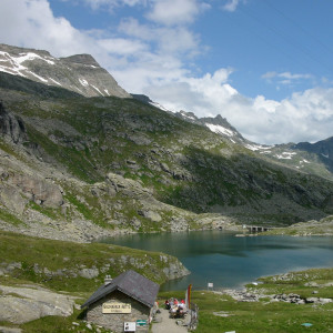 8 kleinere und größere Bergseen sind ein prächtiger Kontrast zur hochalpinen Felslandschaft