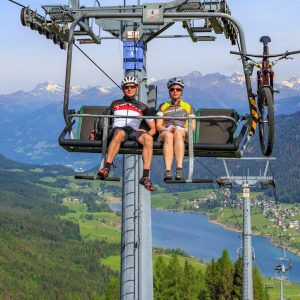 Per Sesselbahn werden Biker und Bikes bergwärts transportiert