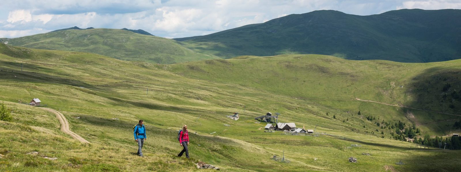 Weitläufige Wanderwege führen, ab Bergstation, durch die Nockberge