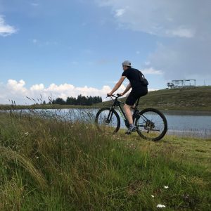 E-Mountainbikes werden verliehen. Das Tourenangebot ist attraktiv