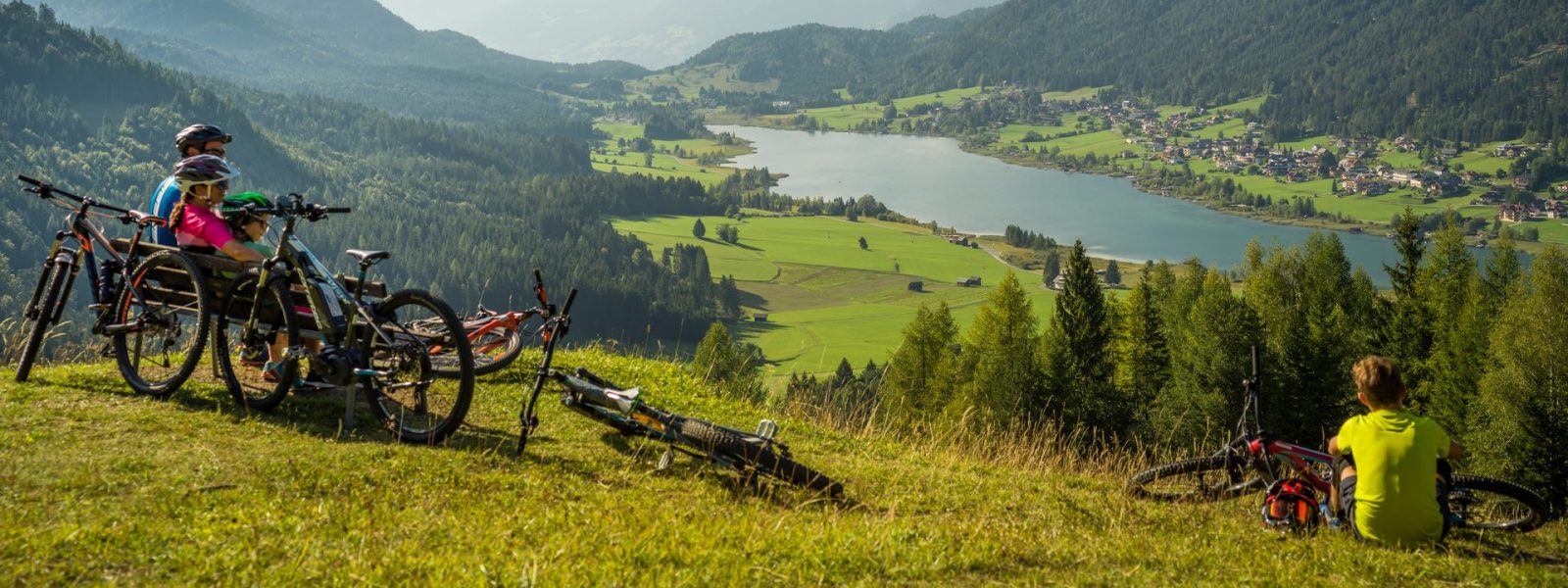 Mountainbiken mit Blick auf den malerischen Weissensee