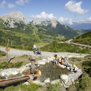 Der Aqua-Trail - ein Familien-Erlebnisweg, von der Madritsche zum Rosskofelsee am Nassfeld. Im Hintergrund: der Trogkofel