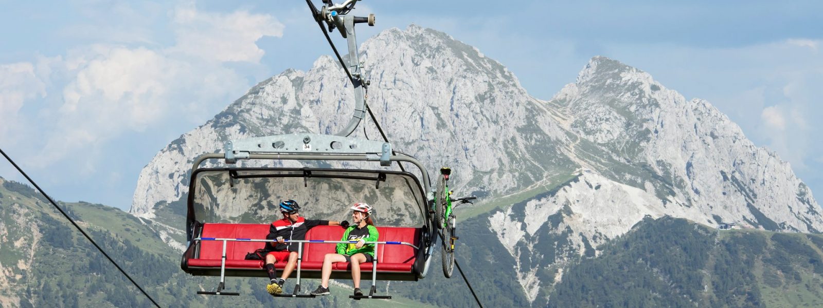 Mit der Madritschen Sesselbahn geht es inklusive Bike bergwärts. Im Hintergrund der Gartnerkofel