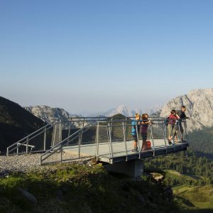 Die Panorama-Aussichtsplattform "Sky Plate" am Gartnerkofel. Im Hintergrund das Rosskofel-Massiv