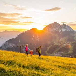 Nassfeld - Familienwanderidylle auf sanften Almen, umrahmt von einer imposanten Bergwelt. Im Hintergrund der Gartnerkofel