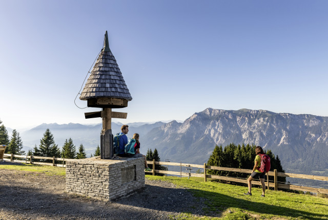 ÖFFNUNGSZEITEN
Mai – Oktober 2026
DETAILS – siehe www.3laendereck.at
Magisch ist der 360-Grad Panoramablick, den das Dreiländereck schon direkt bei der Bergstation der 3-er Sesselbahn bietet. Alleine deshalb lohnt es sich,…