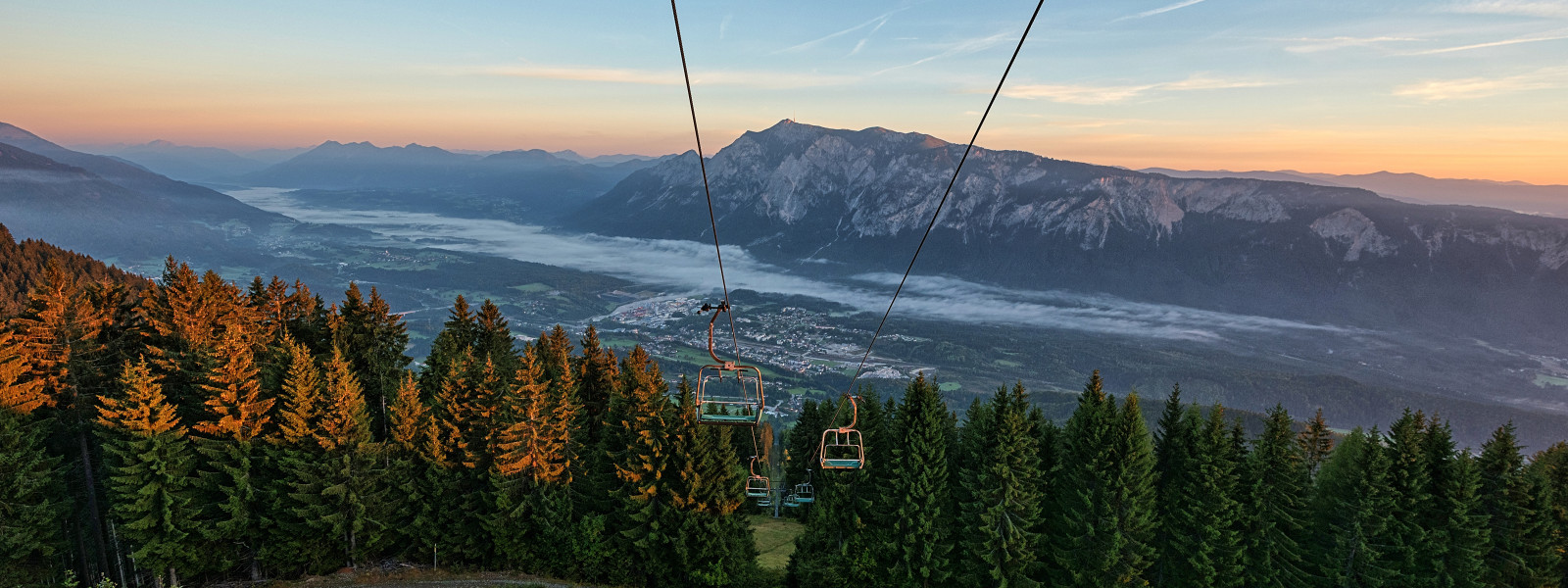 Mit der 3er-Sesselbahn geht es vom Tal bis zur Bergstation des Dreiländerecks