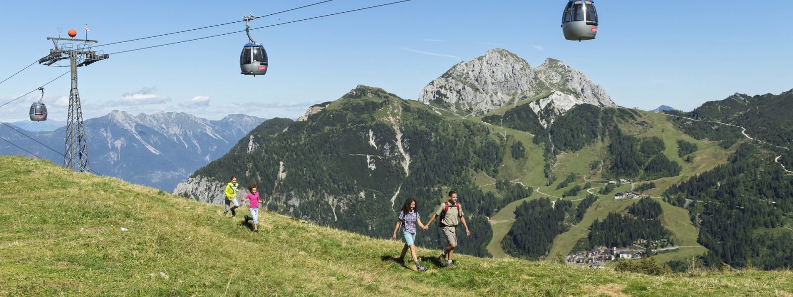 Familienwandern am Nassfeld. Im Bild auf der Madritsche mit dem Millennium Express und im Hintergrund dem Gartnerkofel-Gipfel