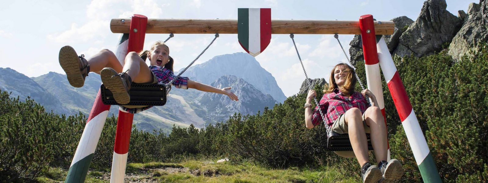 Schaukeln in zwei Ländern - direkt an der Landesgrenze zwischen Österreich und Italien