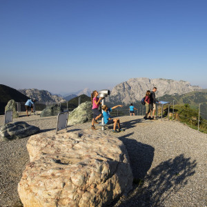 Nassfeld - Panoramablick nahe der Gartnerkofelbahn-Bergstation hinunter auf die Sonnenalpe Nassfeld sowie auf den Rosskofel (links) und den Trogkofel (rechts)