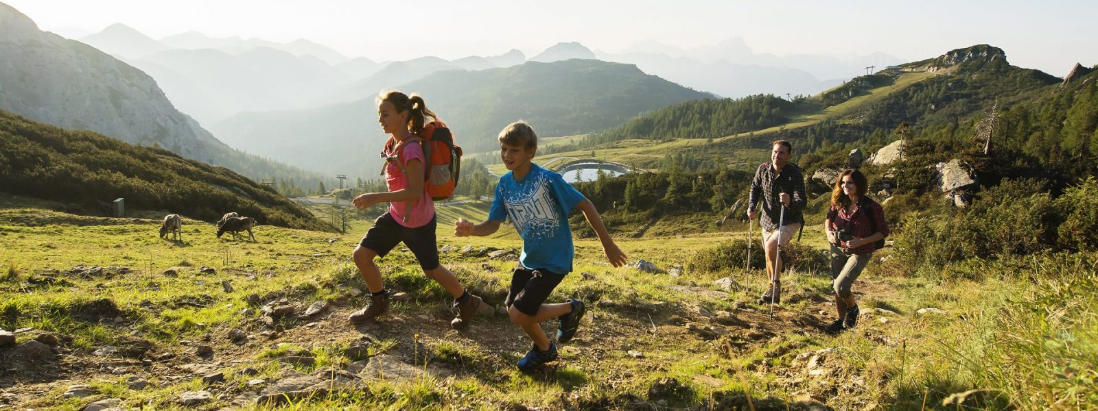 Wandernde Familie am Nassfeld