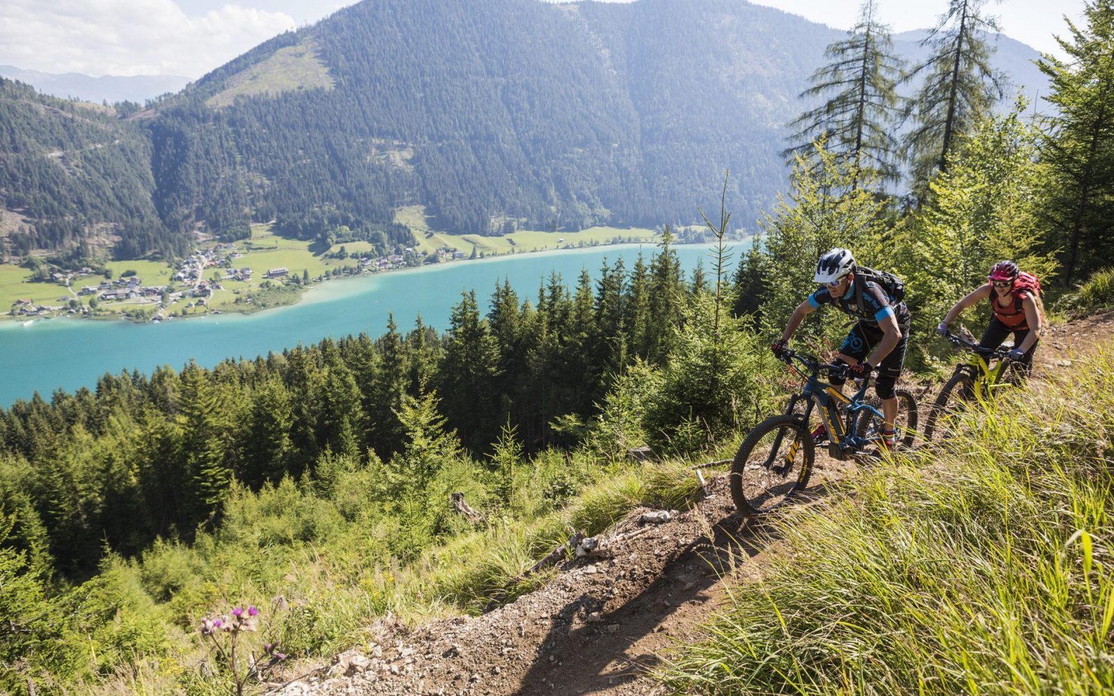 Mountainbiker am Trail oberhalb des Weissensees