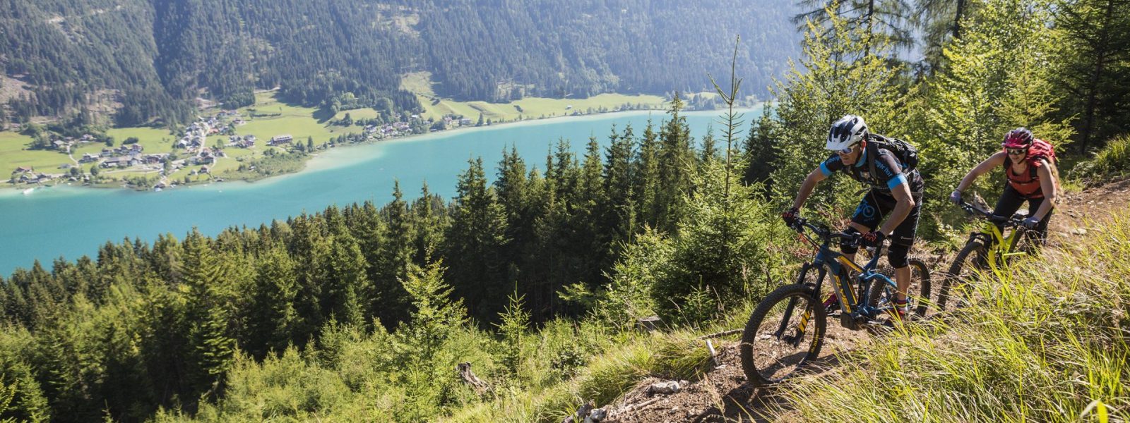 Mountainbiker am Trail oberhalb des Weissensees