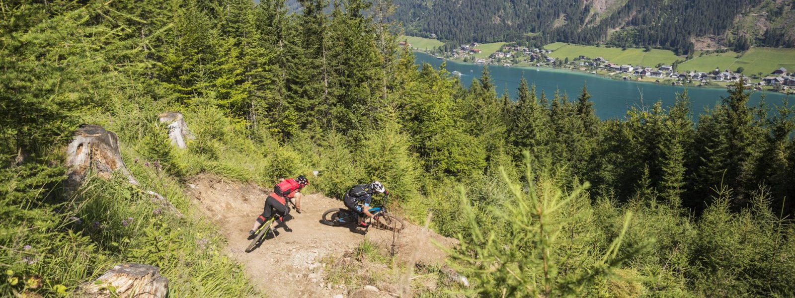 Mountainbiker am Trail oberhalb des Weissensees