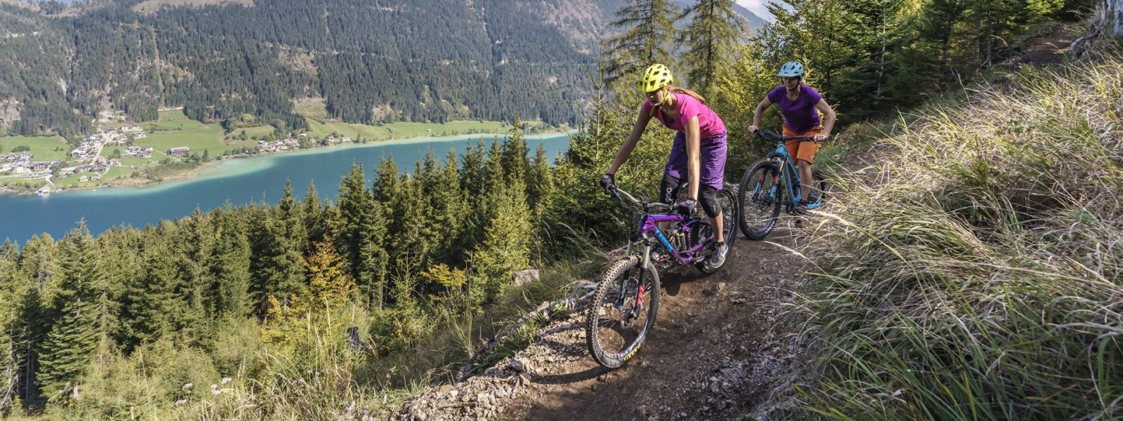Mountainbiker am Trail oberhalb des Weissensees