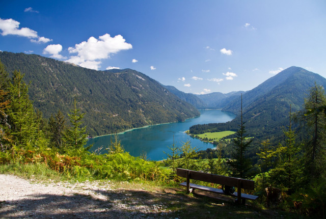 ÖFFNUNGSZEITEN – Sommer-Seilbahnbetrieb am Weissensee:
1. Mai – 26. Oktober 2025
Einzelne Schließtage möglich. Details zu den Öffnungszeiten   
Vom See bequem hinauf auf 1.324 m Höhe schweben – zum Wandern, die Natur g…