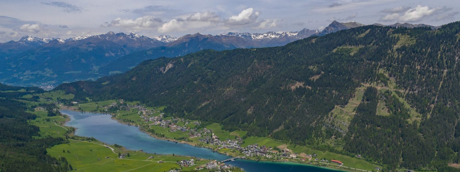 Blick von oben auf Techendorf und den Weissensee