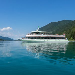 Weissensee - per Schiff den weitläufigen See erkunden. Im Bild die Alpenperle, das größte und modernste der Schiffe