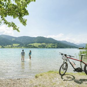 Weissensee - mit dem Bike zum See. Mehrere der Mountainbikestrecken führen am malerischen Weissensee entlang