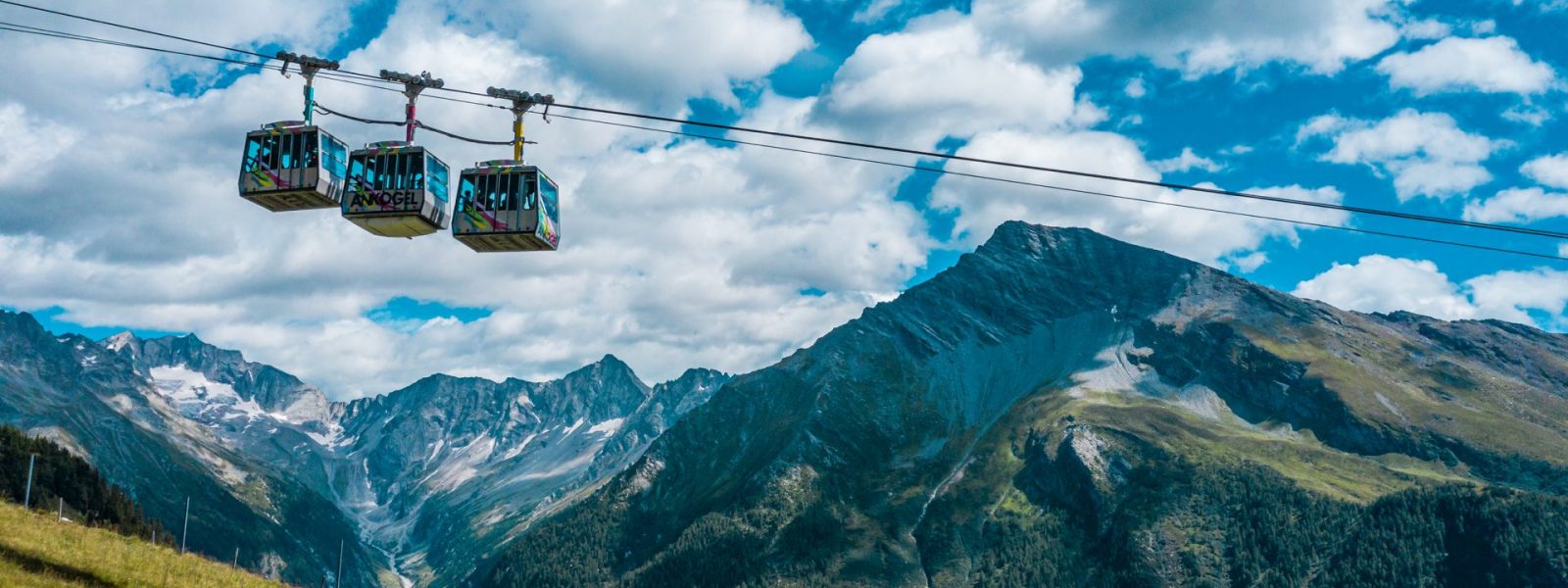 Die Ankogel Hochgebirgsbahnen mit der Hochalmspitze (3.360 m) im Hintergrund