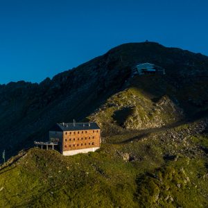 Das Hannoverhaus und die Bergstation der Seilbahn bei Sonnenaufgang