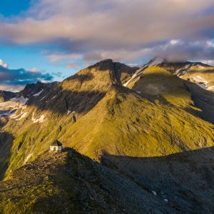 Die Kapelle auf der Arnoldhöhe oberhalb der Bergstation. Im Wolken im Hintergrund der Ankogel (3.252 m)