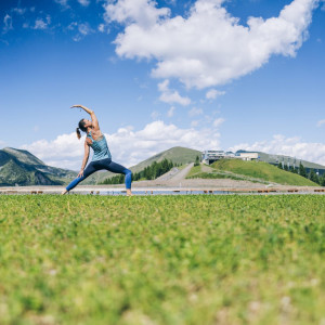 Kärntens 1. Mountain Yoga Trail: Namasté auf knapp 2.000 Meter Seehöhe bei der Bergstation der Biosphärenparkbahn Brunnach