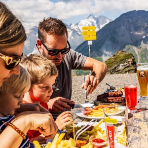 Kulinarische Genüsse mit Großglockner-Blick oben am Schareck