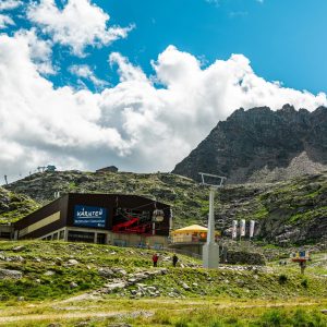 Die Talstation der Eisseebahn, die bis auf 2.800 m hinauf führt